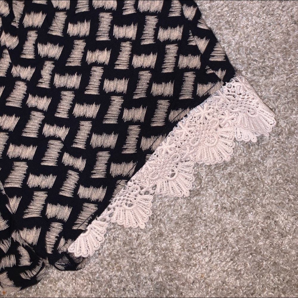 A. Byer Cream & Black shorts size S - Picture 4 of 6